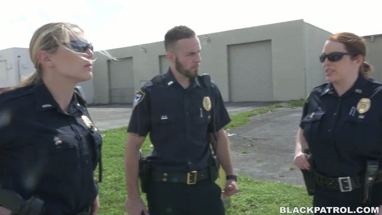 Женщина в униформе полиции довела мужика болью до семяизвержения