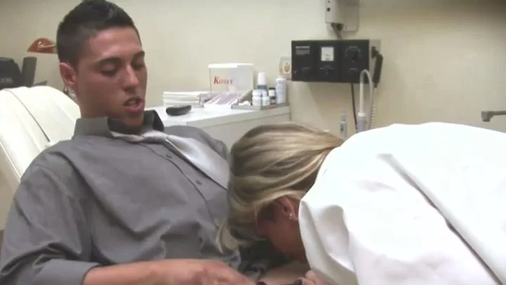 Женщина-стоматолог делает минет и скачет на члене пациента - секс порно видео