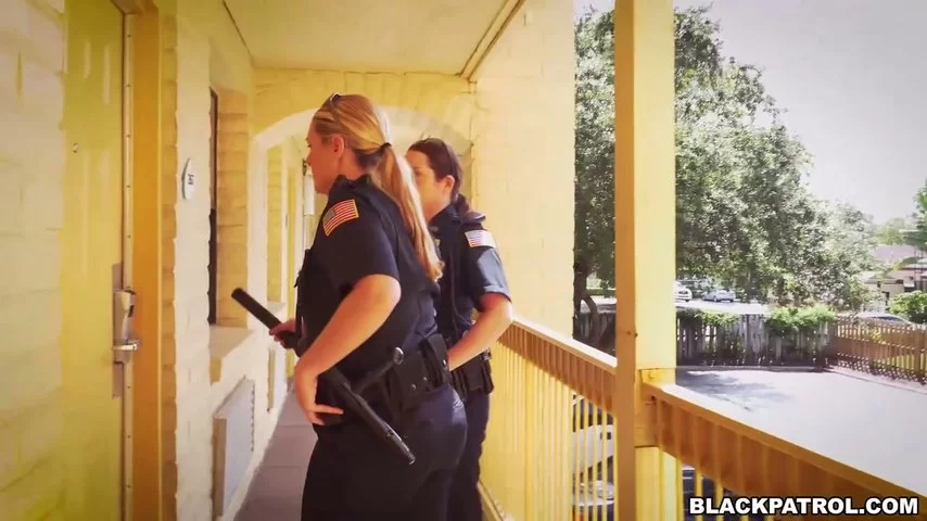 Полицейский дрючит симпатичную напарницу в черных чулках