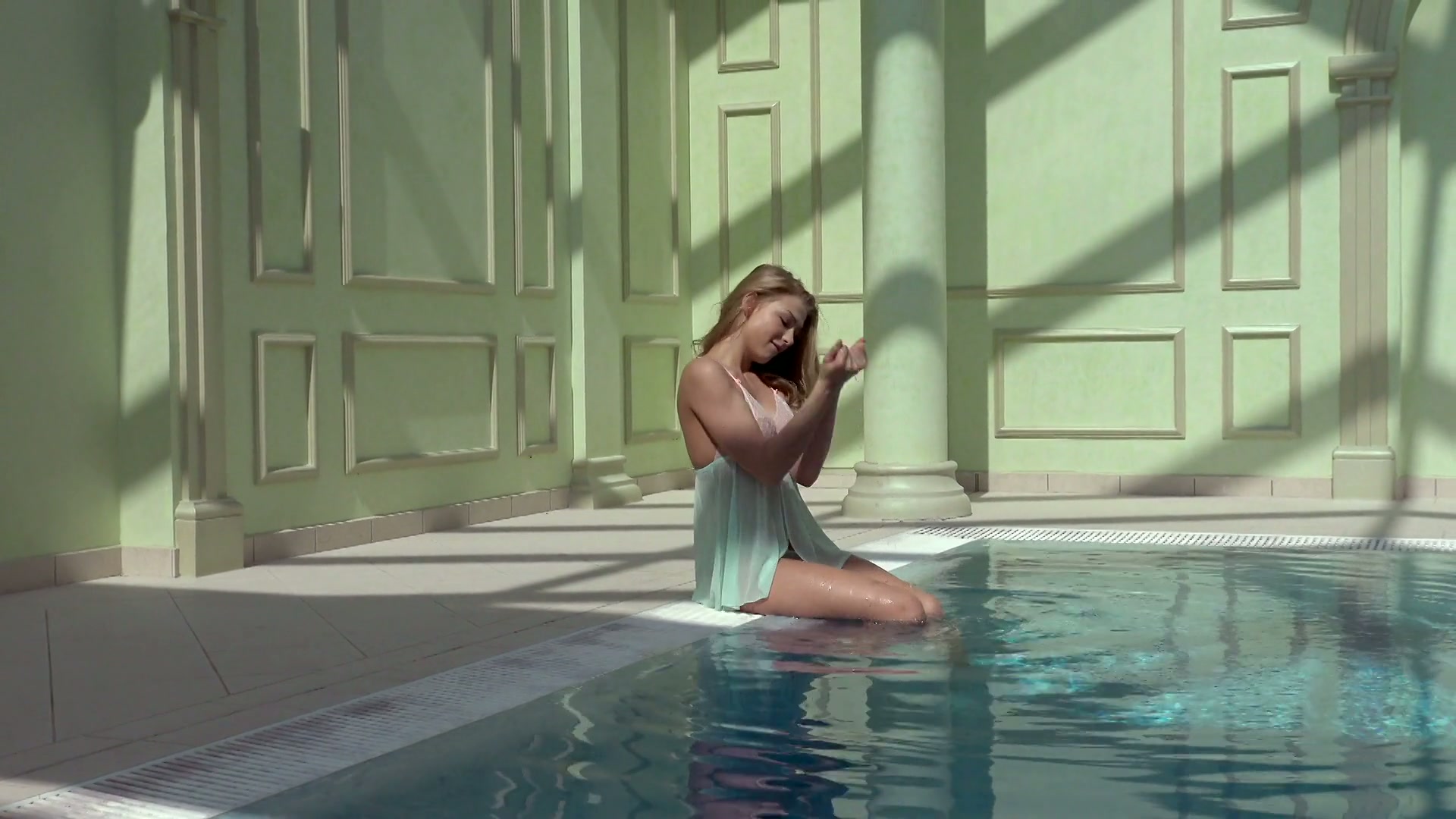 Slender swimmer Alla Zlatavlaska shows a great underwater show - AnySex.com  Video