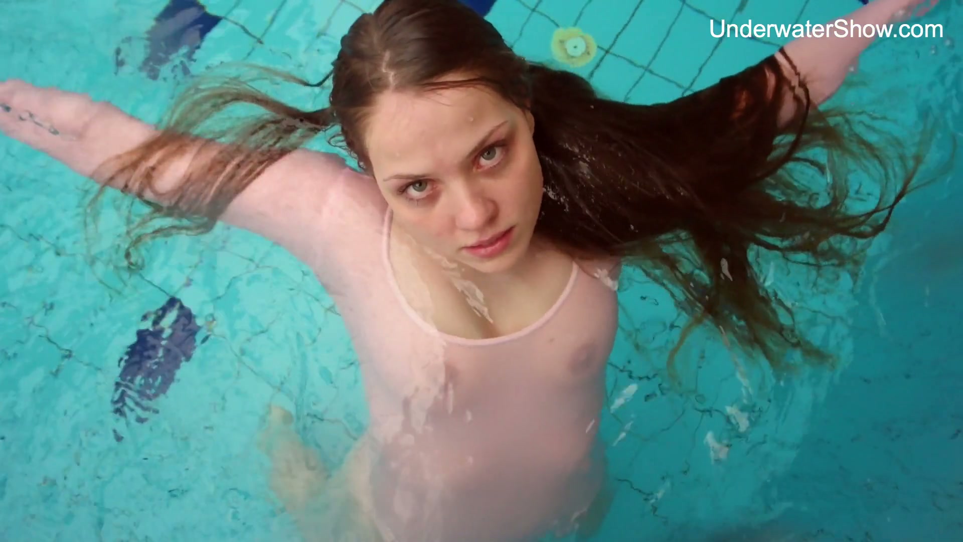 Nice Swimming Babe Simonna Gets Naked Under The Water Video 