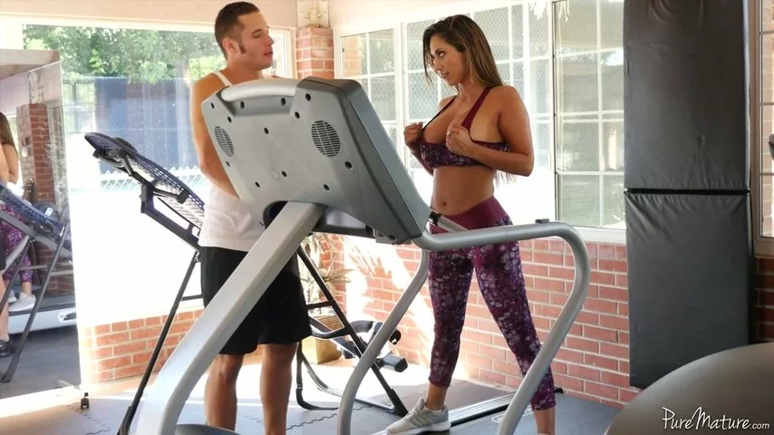 Инструктор по фитнесу порет симпатичную брюнетку на тренажерах большим членом - секс порно видео