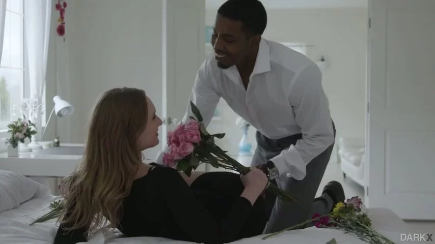 Ухажер дарит цветы и чпокает сочную подружку раком - секс порно видео