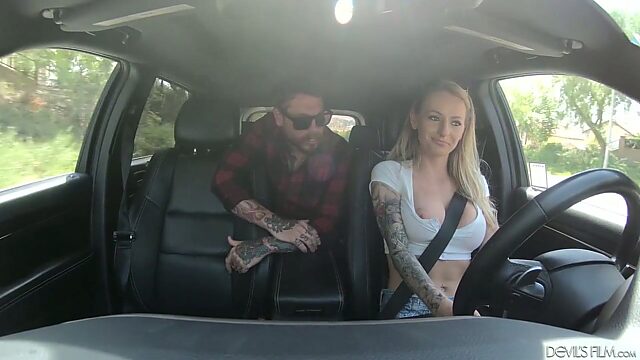 Polish chick Natasha Starr gets her pussy banged in the car
