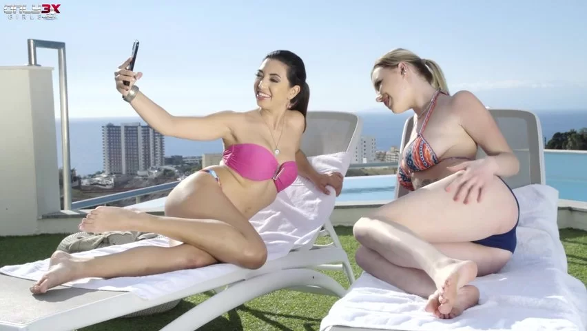 Две блондинки-подружки занимаются лесбийским сексом около бассейна