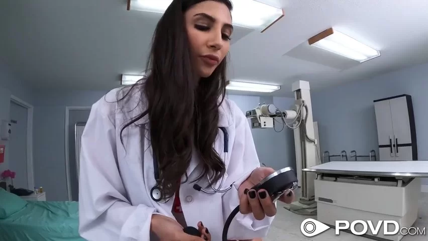 Длинноногая медсестра дрочит на гинекологическом кресле